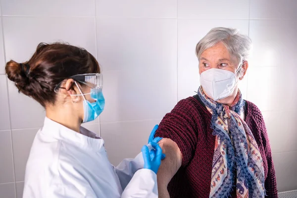 女医生给一位老年妇女注射了考拉韦疫苗 免疫人群 副作用 危险人群 新的正常 Covid — 图库照片