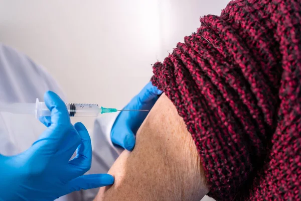 Női Orvos Beadja Koronavírus Vakcinát Egy Idős Hölgynek Ellenanyagok Immunizáljuk — Stock Fotó
