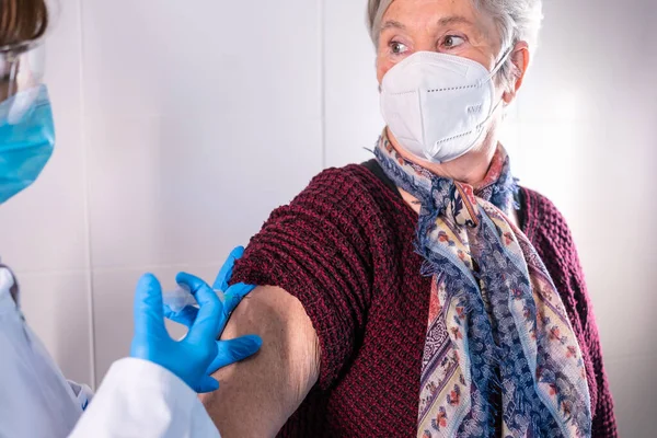 Női Orvos Alkalmazza Koronavírus Vakcinát Egy Idős Hölgynél Ellenanyagok Immunizáljuk — Stock Fotó