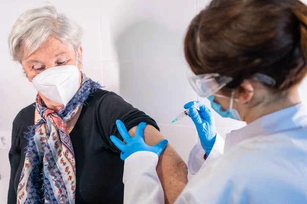 Egy Idős Aki Koronavírus Elleni Vakcinát Egy Orvos Adja Antitestek — Stock Fotó