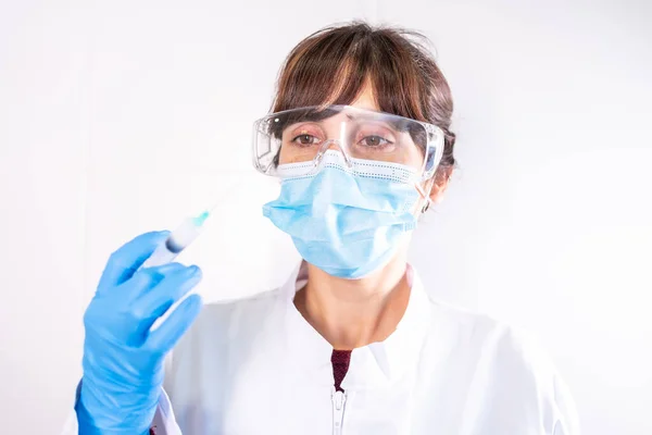 戴透明眼镜的女医生用考拉病毒疫苗 免疫人群的面罩 副作用 危险人群 新的正常 Covid — 图库照片