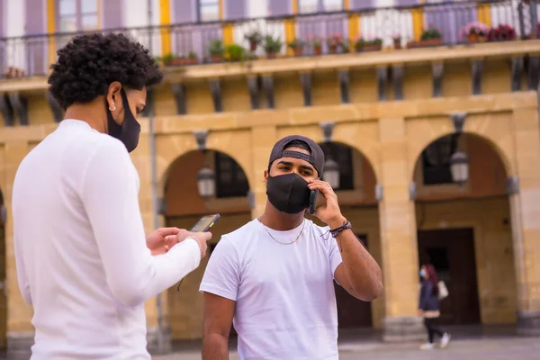 Black Latino Friends Talking Phone Face Mask Friendships Coronavirus Pandemic — Stock Photo, Image