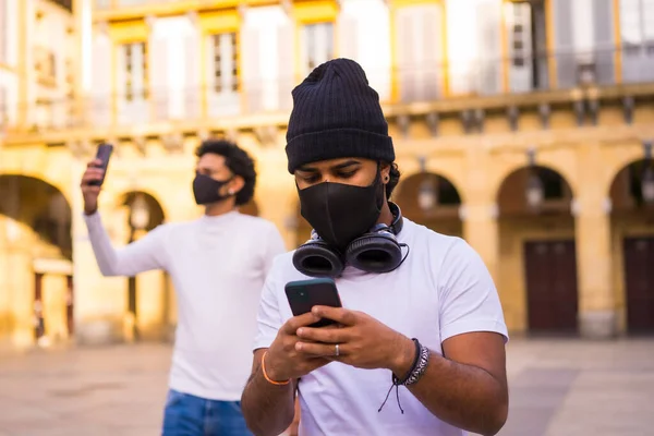 Black Latino Friends Writing Message Phone Face Mask Friendships Coronavirus — Stock Photo, Image