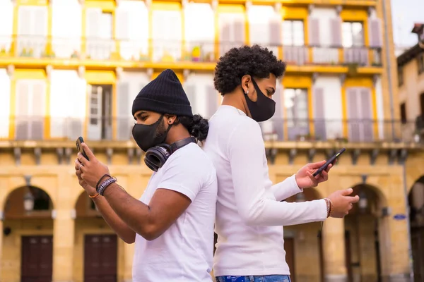 Lifestyle Black Latino Friends Writing Message Phone Mask Friendships Coronavirus — Stock Photo, Image