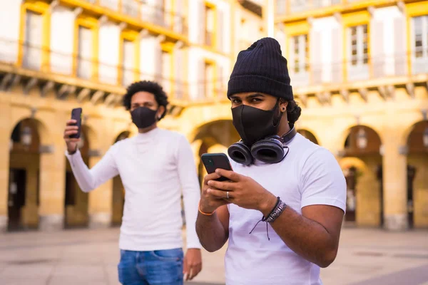 Black Latino Friends Writing Message Phone Face Mask Friendships Coronavirus — Stock Photo, Image