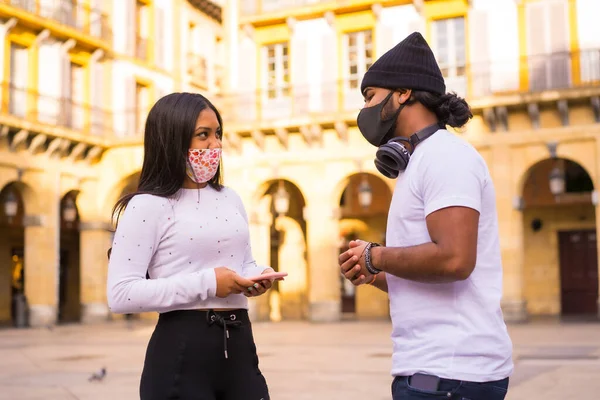 Lifestyle Black Latino Friends Talking Meeting Face Masks Friendships Coronavirus — Stock Photo, Image