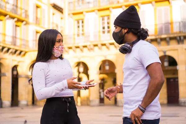 Estilo Vida Amigos Latinos Negros Conversando Uma Reunião Com Máscaras — Fotografia de Stock