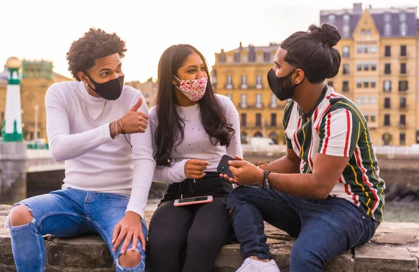 Estilo Vida Três Amigos Latinos Negros Divertindo Rua Com Responsabilidade — Fotografia de Stock