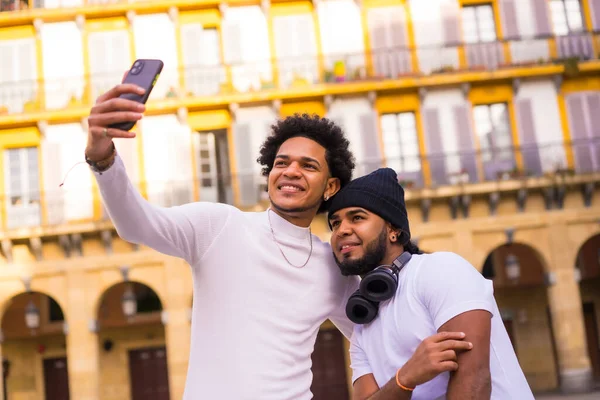 Yaşam Tarzı Iki Siyah Latin Arkadaşın Sokakta Selfie Çekmesi Afro — Stok fotoğraf