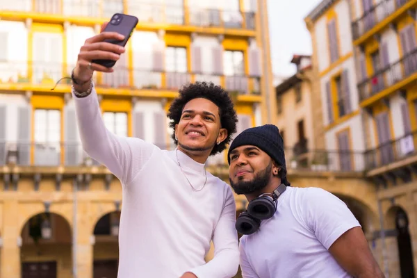 Estilo Vida Dos Amigos Latinos Negros Tomando Una Buena Selfie —  Fotos de Stock