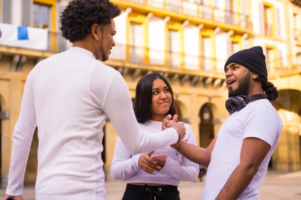 Lifestyle Schwarze Latino Freunde Die Sich Auf Der Straße Amüsieren — Stockfoto