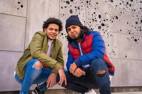 Estilo Urbano Retrato Dois Amigos Negros Latinos Divertindo Rua Rapaz — Fotografia de Stock