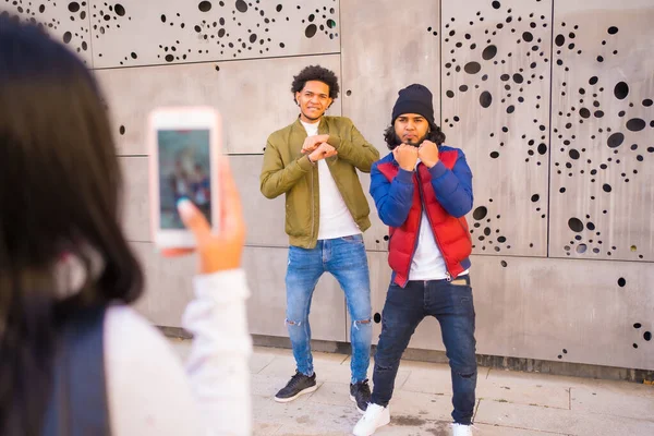 Urbaner Stil Zwei Jungs Die Ein Video Für Soziale Netzwerke — Stockfoto