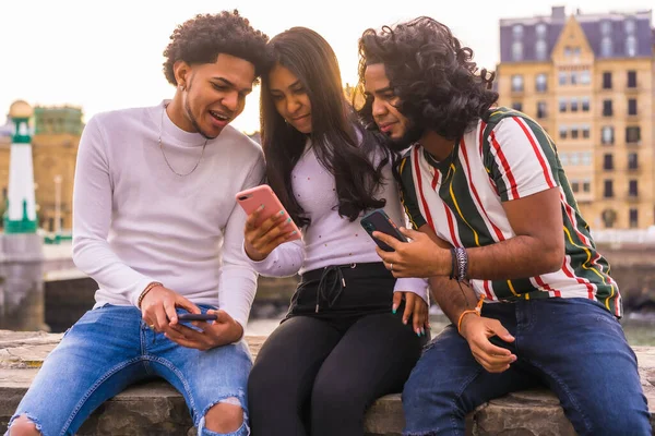 Estilo Vida Três Amigos Negros Divertindo Assistindo Mídias Sociais Rua — Fotografia de Stock