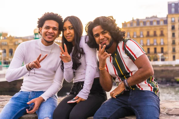 Estilo Vida Retrato Três Amigos Negros Divertindo Cidade Com Pôr — Fotografia de Stock