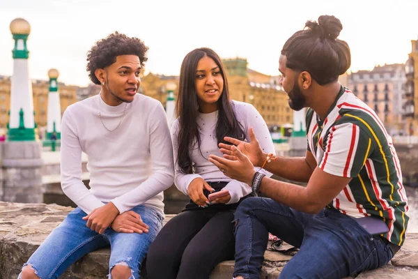 Lifestyle Drei Schwarze Freunde Die Sich Der Stadt Amüsieren Mit — Stockfoto