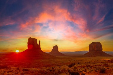 Utah, Orange Sunrise 'daki Ziyaretçi Merkezi' ndeki Monument Valley Ulusal Parkı. Birleşik Devletler