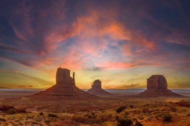 Utah, Orange Sunrise 'daki Ziyaretçi Merkezi' ndeki Monument Valley Ulusal Parkı. Birleşik Devletler