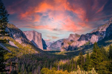 Muhteşem bir yaz gündoğumunda Tünel Manzarası, Yosemite Ulusal Parkı, Kaliforniya. Birleşik Devletler