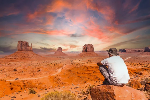 Nuori Mies Valkoisessa Paidassa Monument Valleyn Kansallispuistossa Vierailijakeskuksessa Utahissa Viitteet — kuvapankkivalokuva