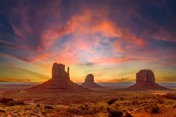 Utah, Orange Sunrise 'daki Ziyaretçi Merkezi' ndeki Monument Valley Ulusal Parkı. Birleşik Devletler