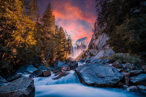 Zachód Słońca Nad Vernal Falls Parku Narodowym Yosemite Wodzie Obok — Zdjęcie stockowe