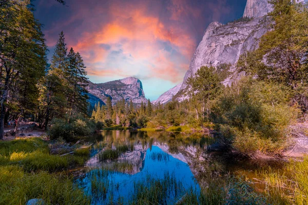Refleksje Wodzie Gór Yosemite Nad Jeziorem Mirror Zachodzie Słońca Yosemite — Zdjęcie stockowe