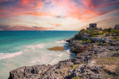 Denizde gün batımı Meksika 'daki Tulum' un Maya tapınağının yanında.