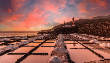 Günbatımı Fuencaliente Deniz Feneri 'nde tuz düzlüklerinin yanında, İspanya' nın Kanarya Adaları, La Palma Adası 'nın güneyindeki volkanların rotasında.