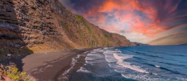 Gün batımında, Kanarya Adaları 'ndaki La Palma adasının doğusundaki Nogales plajının yukarısından panoramik. İspanya
