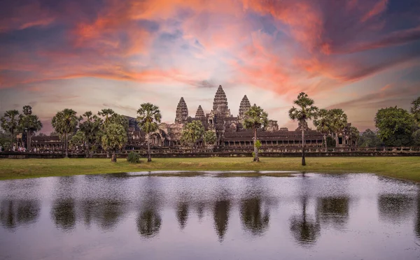 Angkor Wat Κεντρικό Ναό Αντανακλάται Στο Νερό Μια Όμορφη Καλοκαιρινή — Φωτογραφία Αρχείου