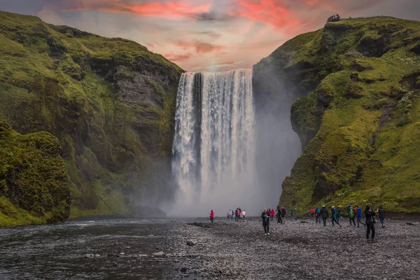 Grupa Turystów Patrzących Piękną Tęczę Imponujący Wodospad Skogarfoss Południowej Islandii — Zdjęcie stockowe