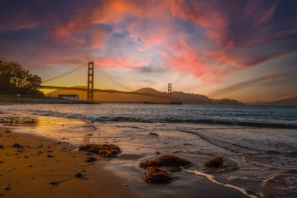 Prachtige Oranje Zonsondergang Met Roze Wolken Boven Golden Gate San — Stockfoto