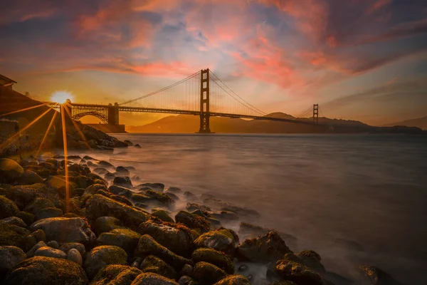 Underbar Orange Solnedgång Med Rosa Moln Över Golden Gate San — Stockfoto