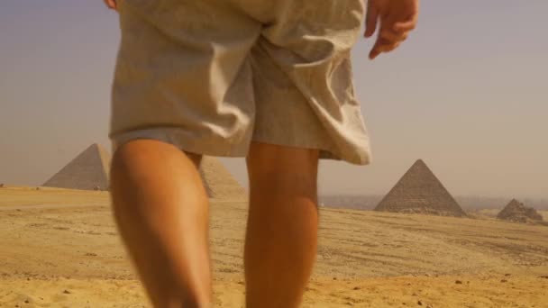 Young Tourist Dressed Blue Turban Walking Next Pyramids Giza Cairo — Stock Video