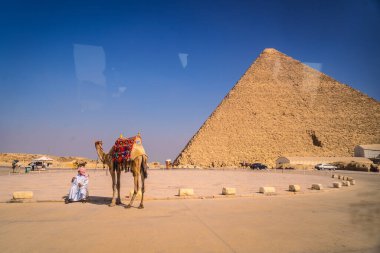 Giza Piramitleri 'nde bir adam ve bir deve dünyanın en eski cenaze anıtı. Mısır 'ın Kahire şehrinde