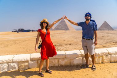 Dünyanın en eski Cenaze Anıtı Giza Piramitleri 'ndeki bir turist çifti. Mısır 'ın Kahire şehrinde