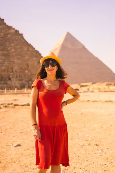 Retrato Una Joven Vestida Rojo Pirámide Keops Pirámide Más Grande — Foto de Stock