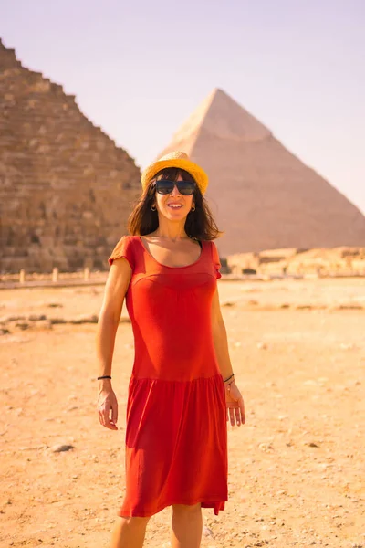 Portrait Young Girl Red Dress Pyramid Cheops Largest Pyramid Pyramids — Stock Photo, Image