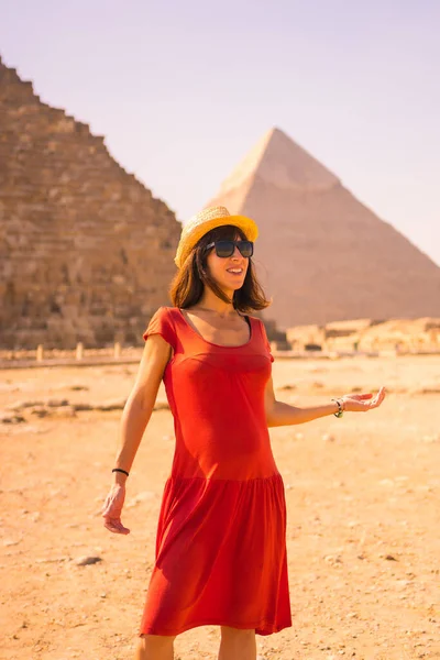 Портрет Дівчини Червоній Сукні Піраміді Чіпсів Найбільшої Піраміди Піраміди Гізи — стокове фото