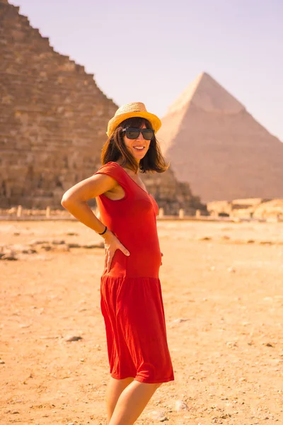 Портрет Молодой Беременной Женщины Красном Платье Пирамиды Хеопса Самой Большой — стоковое фото