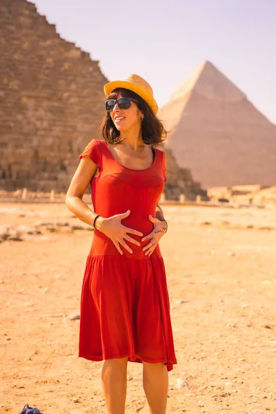 Retrato Uma Jovem Grávida Vestido Vermelho Pirâmide Cheops Maior Pirâmide — Fotografia de Stock