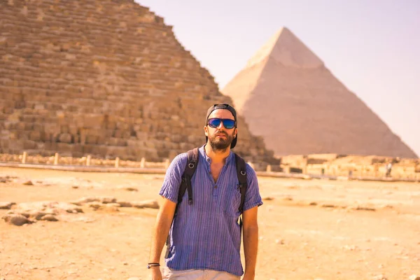 Portrét Mladého Turisty Pyramidě Cheops Největší Pyramidy Pyramidy Gíze Jsou — Stock fotografie