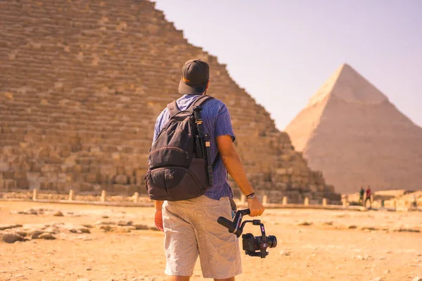 Ung Fotograf Vid Cheops Pyramid Den Största Pyramiden Pyramiderna Giza — Stockfoto