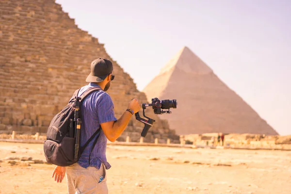 Mladý Fotograf Cheopsově Pyramidě Největší Pyramida Pyramidy Gíze Jsou Nejstarší — Stock fotografie