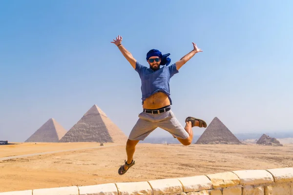 Mladý Turista Skákající Radostí Modrém Turbanu Slunečních Brýlích Pyramids Giza — Stock fotografie