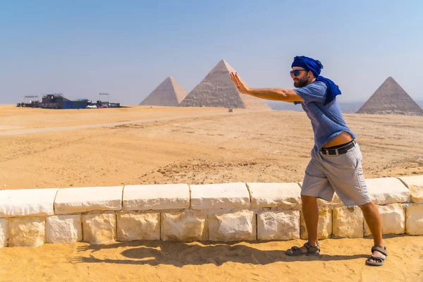 Mladý Turistický Žertík Pyramidách Gíze Nejstarší Pohřební Památce Světě Městě — Stock fotografie