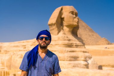Mavi giyinmiş genç bir turistin portresi ve Giza 'nın Büyük Sfenksi' nde mavi bir türban. Kahire, Mısır
