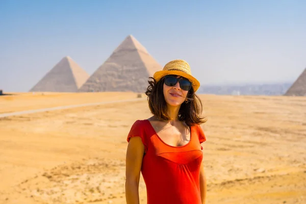 Retrato Joven Turista Vestido Rojo Disfrutando Las Pirámides Giza Monumento — Foto de Stock