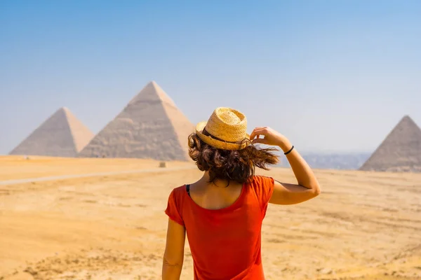 Joven Turista Con Vestido Rojo Mirando Las Pirámides Giza Monumento —  Fotos de Stock